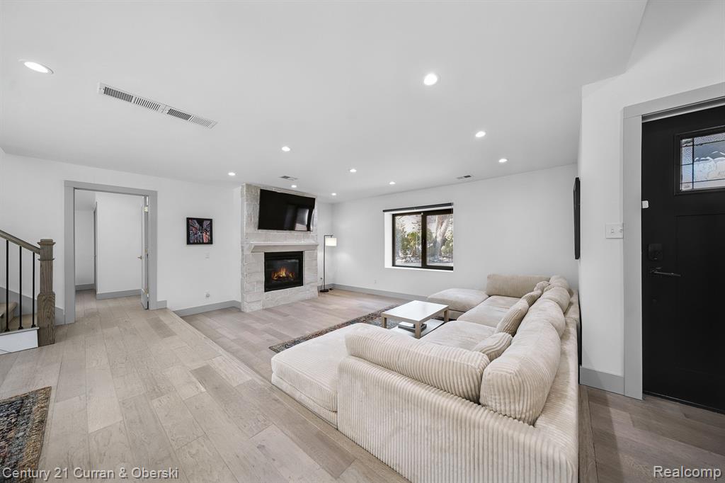 4421 W MAPLE Road, Bloomfield Hills, MI 48301 — Photo 13