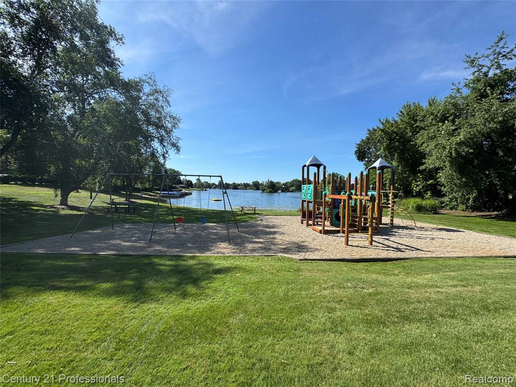 9020 Huron Bluffs Drive, White Lake, MI — Photo 42