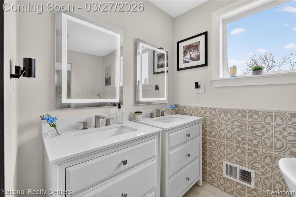 946 Dunreath Street, Wolverine Lake, MI 48390 — Photo 31