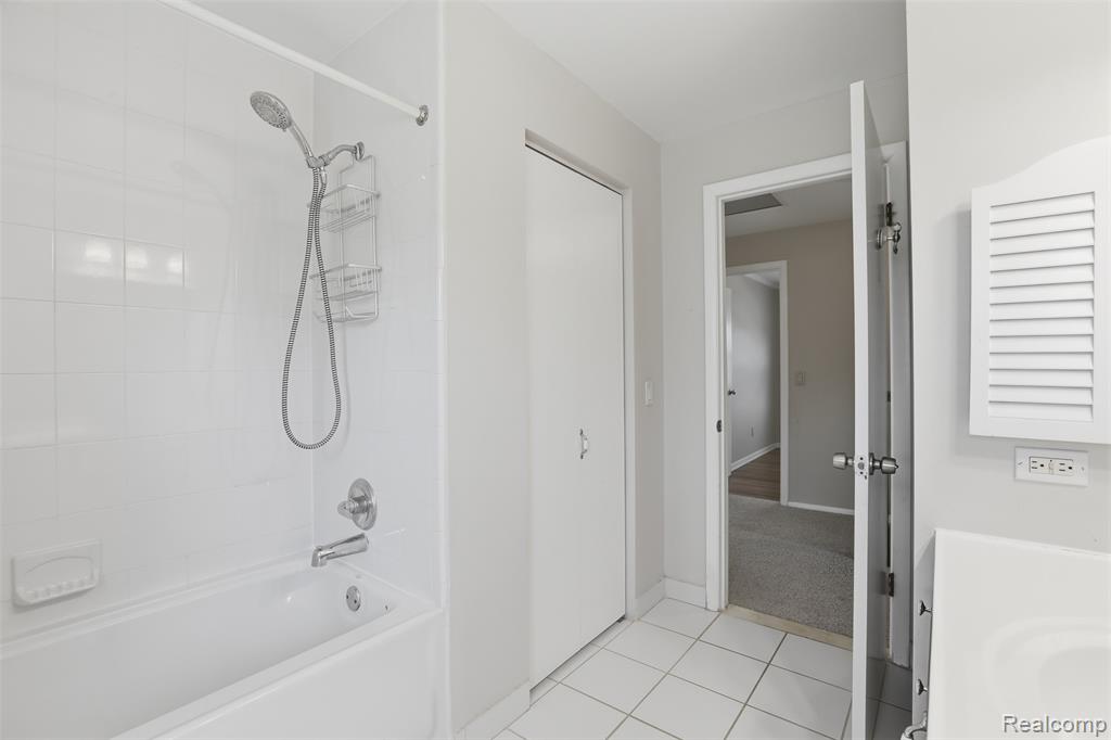 5972 Barnstable Court, West Bloomfield, MI — Photo 33