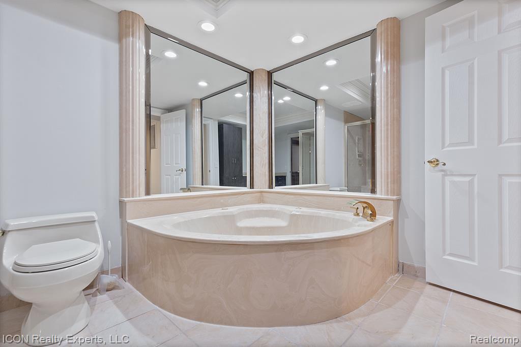 5215 DEER RUN Circle, Orchard Lake Village, MI 48323 — Photo 37