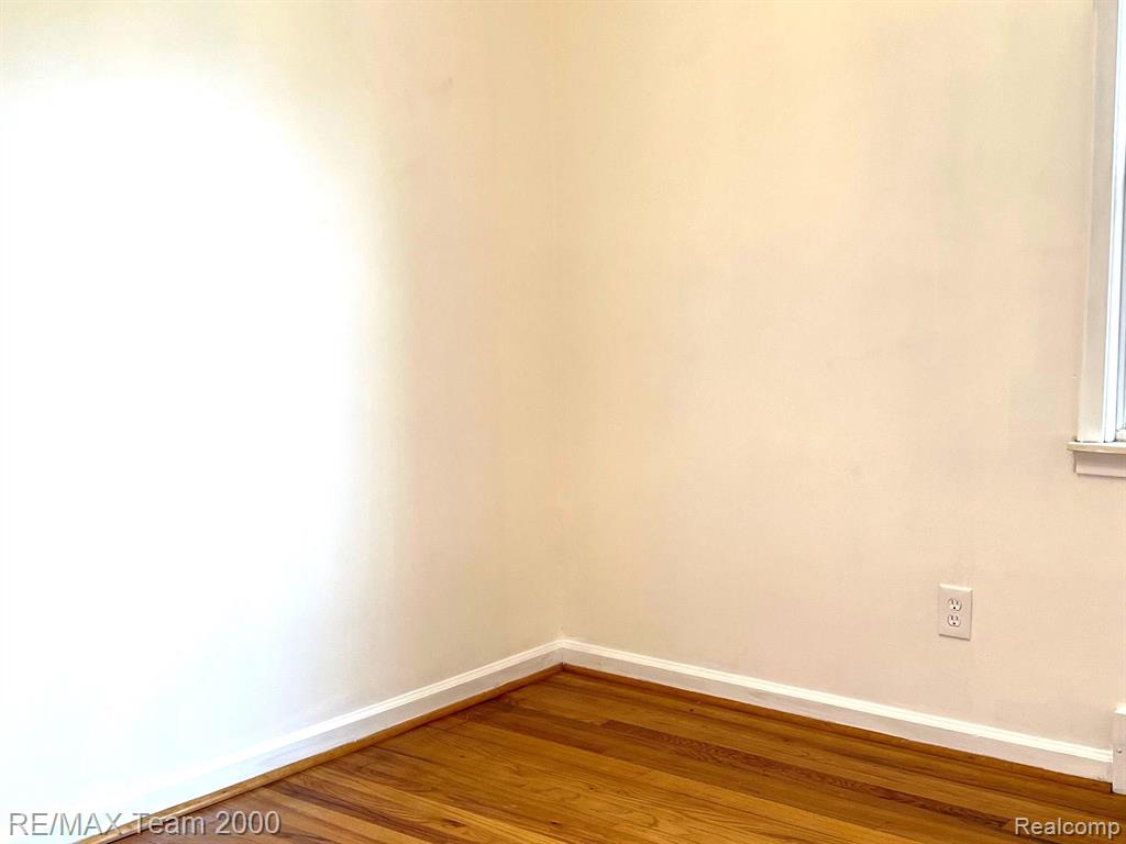 8252 DALE Street, Dearborn Heights, MI 48127 — Photo 11
