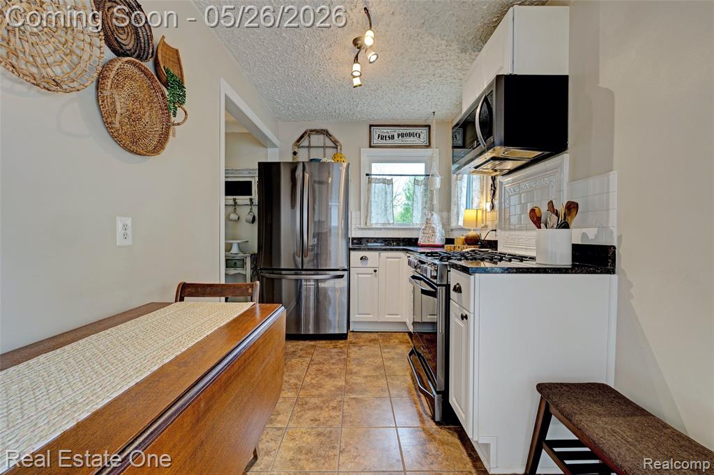 6394 Manson Drive, Waterford, MI 48329 — Photo 9