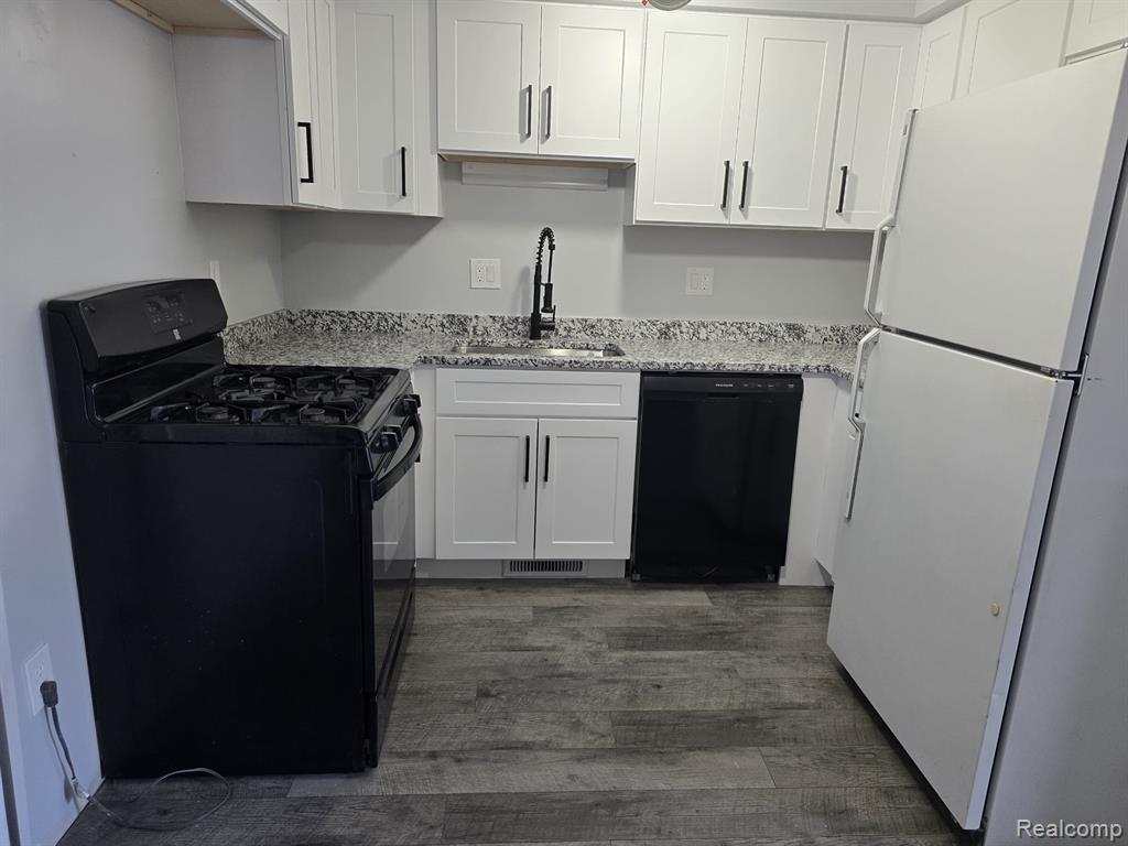 8410 HICKORY DR Drive, Sterling Heights, MI 48312 — Photo 8