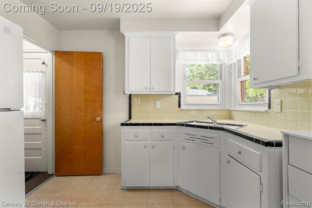 9001 Leverne, Redford, MI 48239 — Photo 14