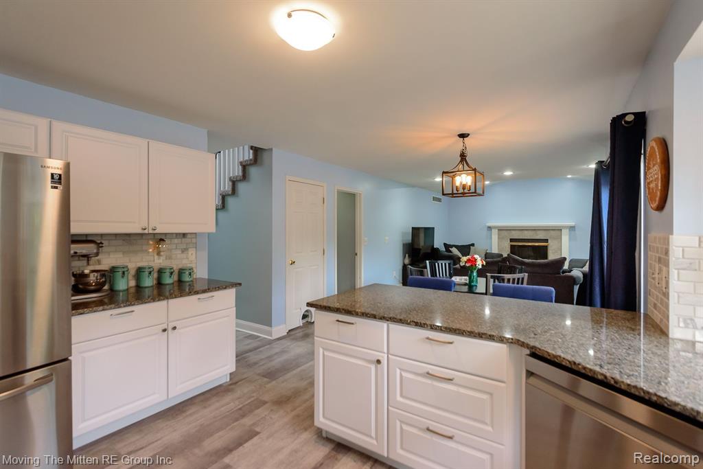 5861 MEADOWGREENE Drive, Waterford, MI 48327 — Photo 15