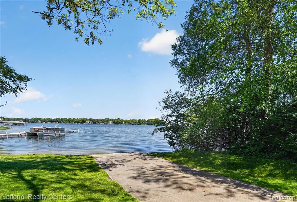 9326 Park Lane, Commerce Twp, MI 48382 — Photo 46