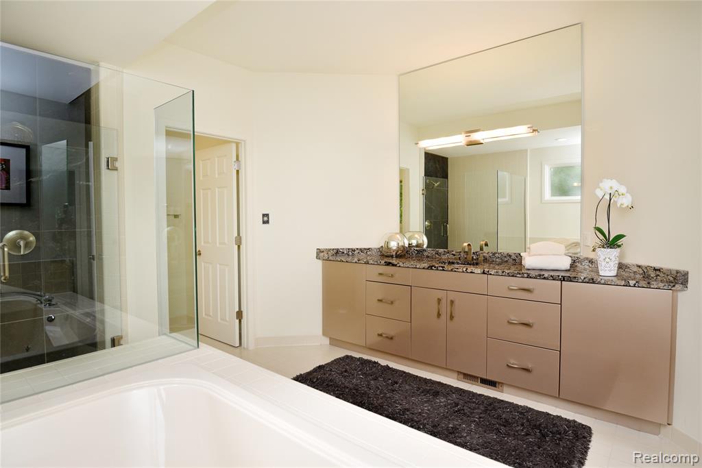 6536 Pleasant Lake Court, West Bloomfield, MI — Photo 24