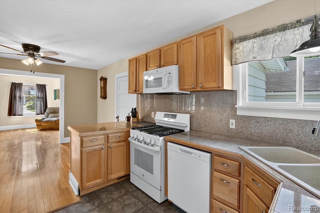 410 S Center Street, Howell, MI 48843 — Photo 13