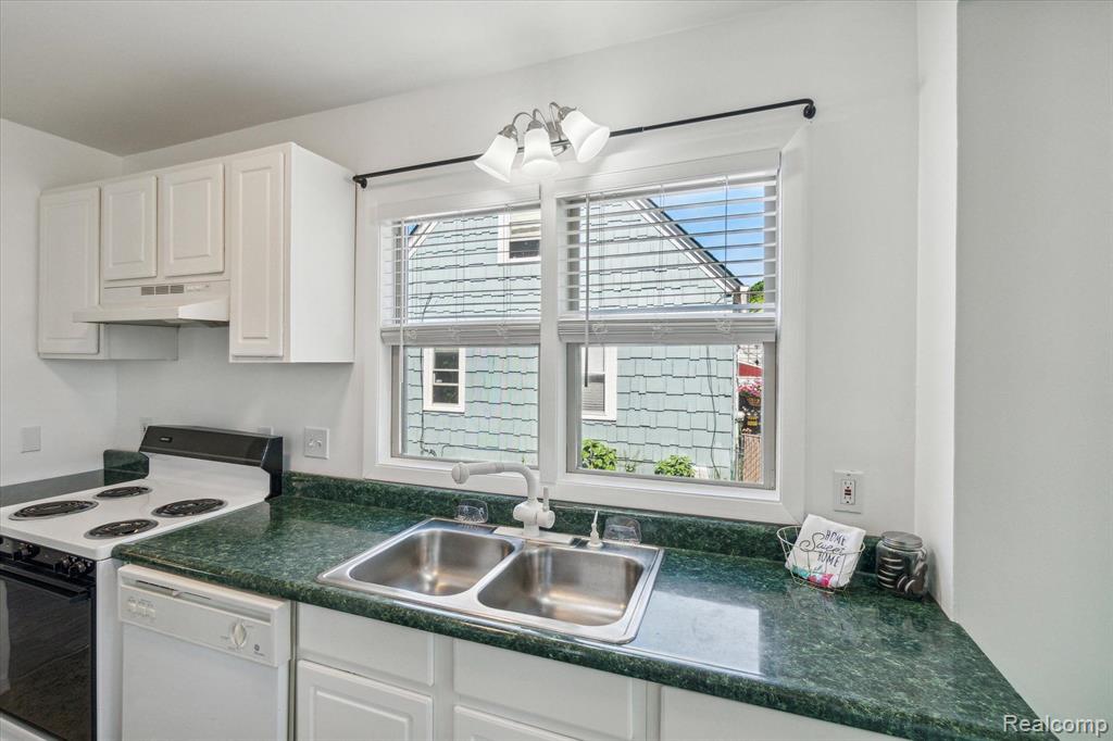 4235 RED ARROW Road, Flint, MI 48507 — Photo 12