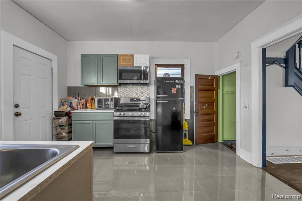 9390 Emmons, Detroit, MI 48214 — Photo 12