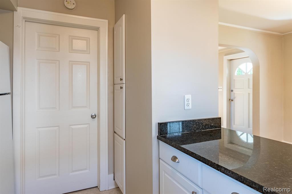 934 N CENTER Street, Royal Oak, MI 48067 — Photo 8