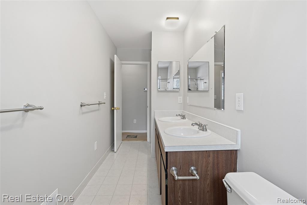 8422 Robindale Avenue, Dearborn Heights, MI 48127 — Photo 14