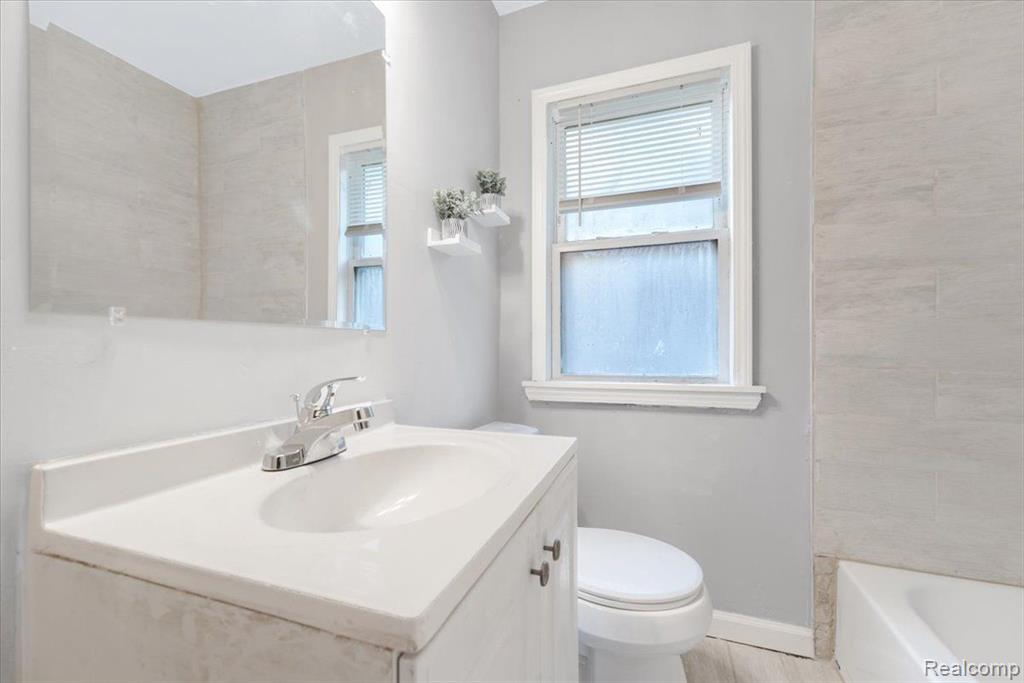 9108 CLOVERLAWN Street, Detroit, MI 48204 — Photo 9
