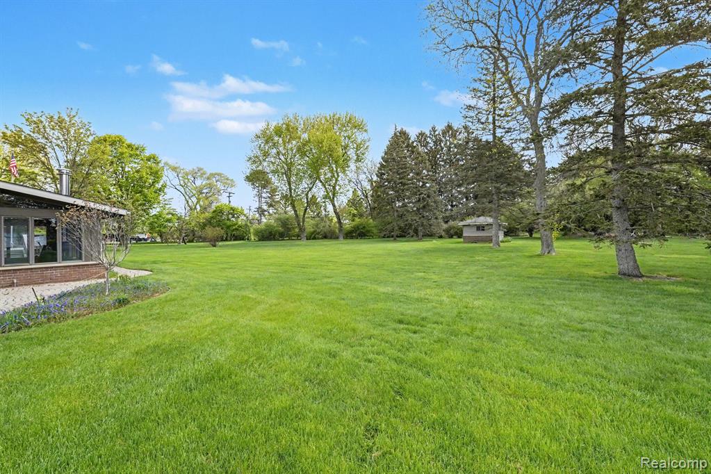 1226 Woodkrest Drive, Flint, MI 48532 — Photo 32