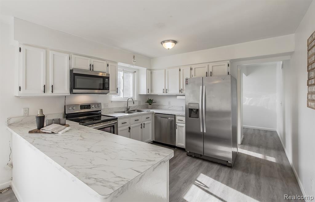 4851 Shoreline Boulevard, Waterford, MI 48329 — Photo 4
