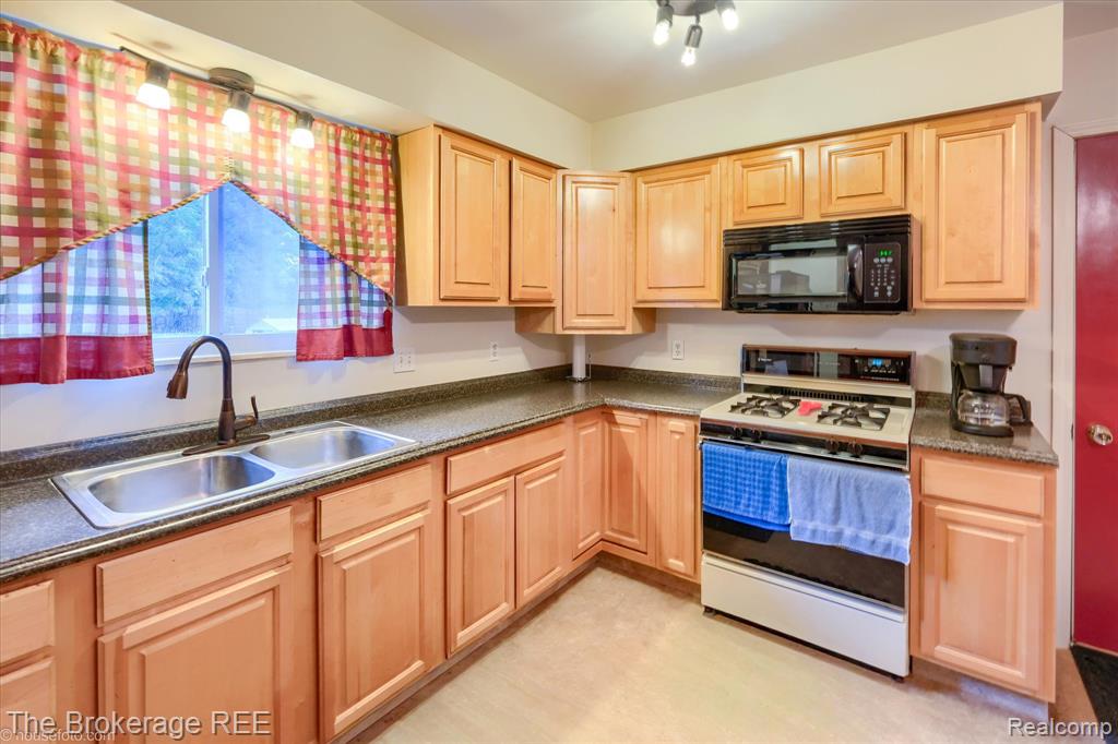 7480 Vassar Road, Otisville, MI 48463 — Photo 17