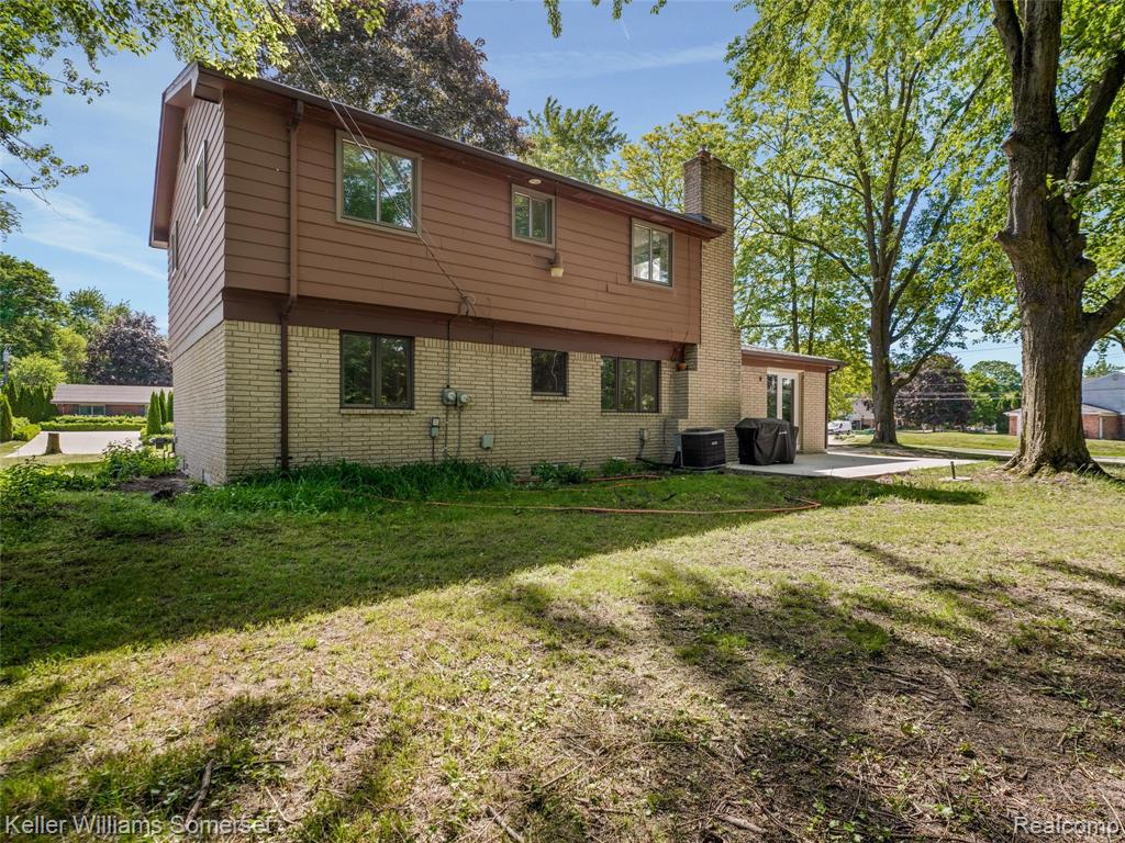 29523 Ravenscroft Street, Farmington, MI 48331 — Photo 27