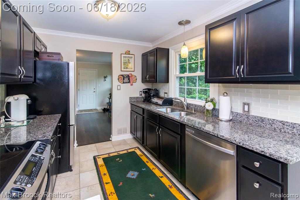6799 E Dartmoor Road, West Bloomfield, MI — Photo 9