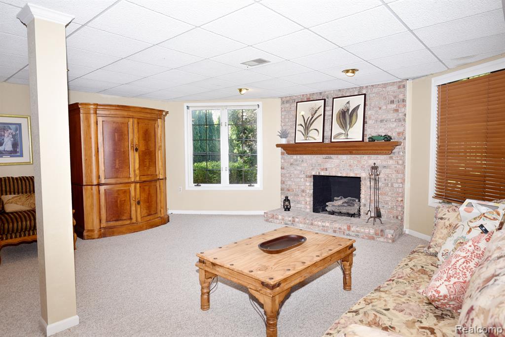 5687 GREENHILL Drive, Troy, MI 48098 — Photo 39