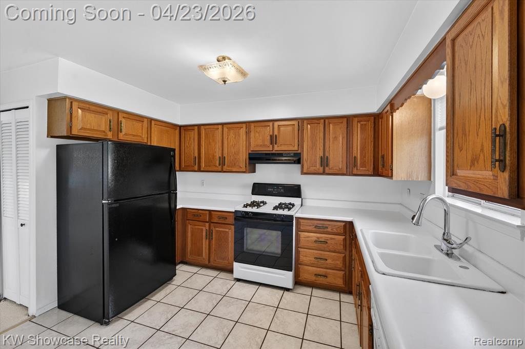 1584 Chanticlair Circle, Wixom, MI 48393 — Photo 12