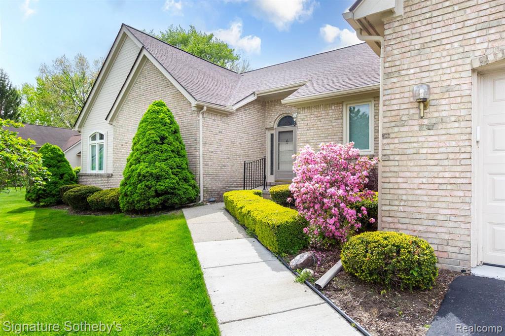 5396 Fairway Court, West Bloomfield, MI 48323 — Photo 2