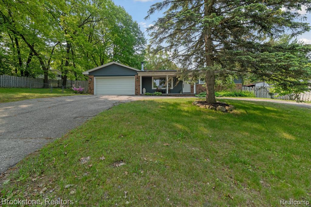 5007 Clearview Drive, Clarkston, MI 48348 — Photo 2