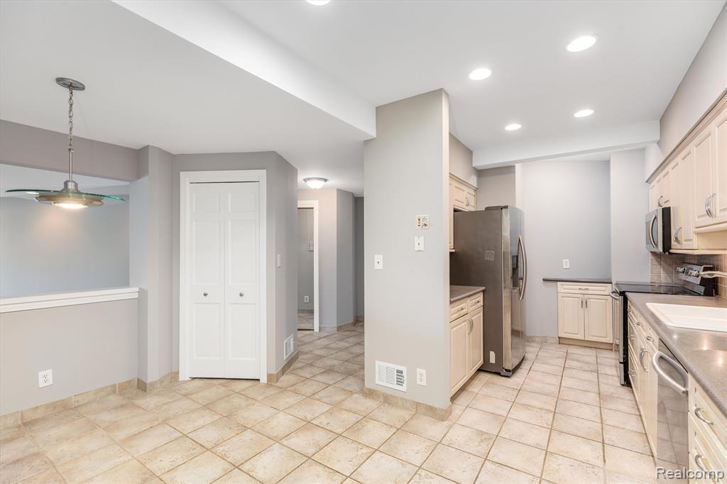 43000 12 OAKS CRESCENT Drive, 3022, Novi, MI 48377 — Photo 10