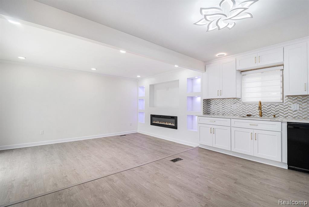 8601 INDEPENDENCE Drive, Sterling Heights, MI 48313 — Photo 7