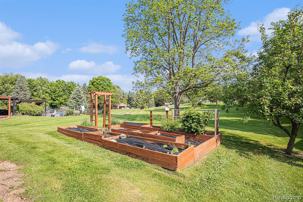 6080 Waldon Road, Clarkston, MI — Photo 39