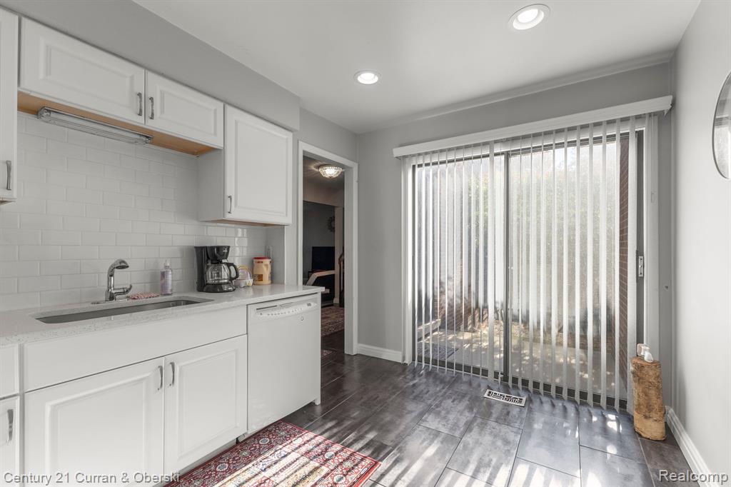 3060 LINDENWOOD Drive, Dearborn, MI 48120 — Photo 18