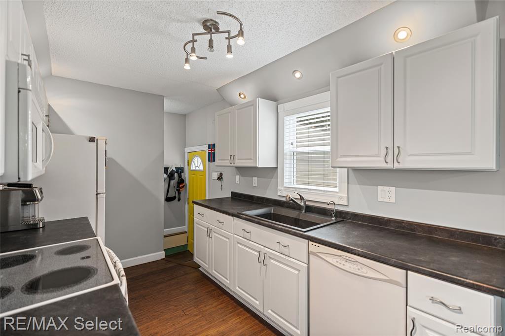 6030 Sun Valley Drive, Grand Blanc, MI 48439 — Photo 10