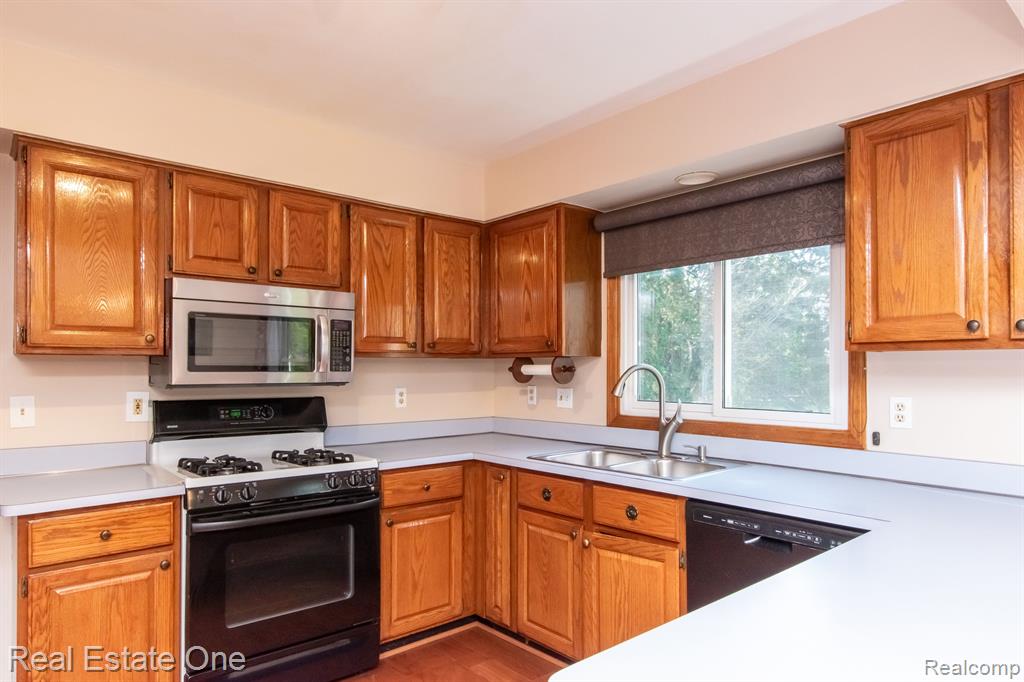 5201 CROWFOOT Drive, Troy, MI 48085 — Photo 17