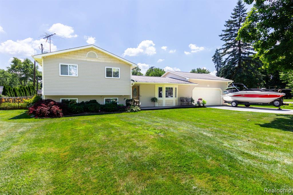 6345 Lanman Drive, Waterford, MI 48329 — front exterior