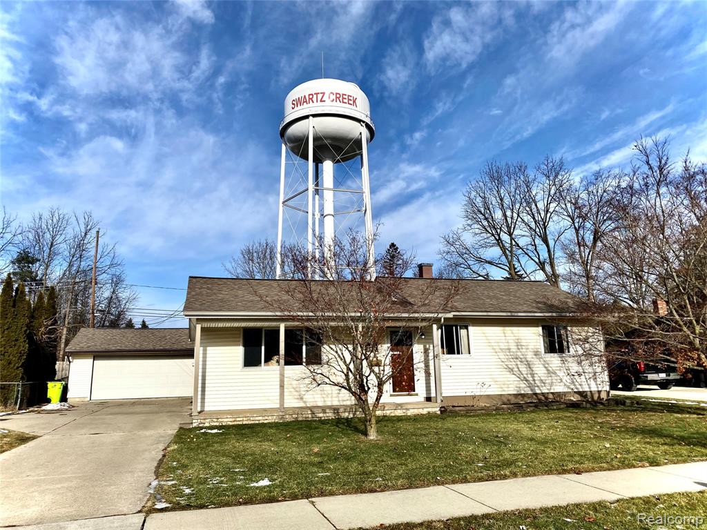 8474 Chesterfield Drive, Swartz Creek, MI 48473 — front exterior