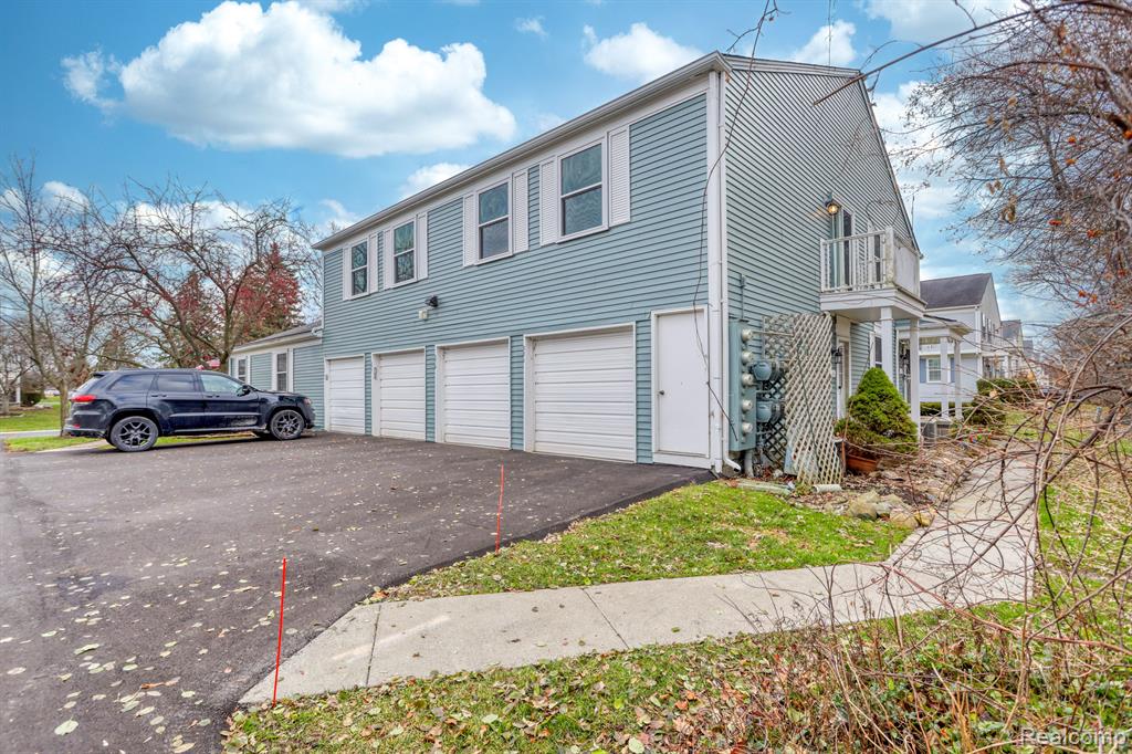 381 NEPTUNE Drive, Walled Lake, MI 48390 — Photo 3