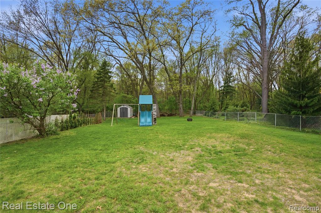 8915 Gittins Street, Commerce Twp, MI 48382 — Photo 33