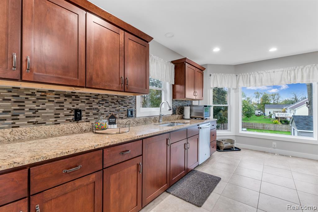 10174 HEGEL Road, Goodrich Vlg, MI — Photo 14