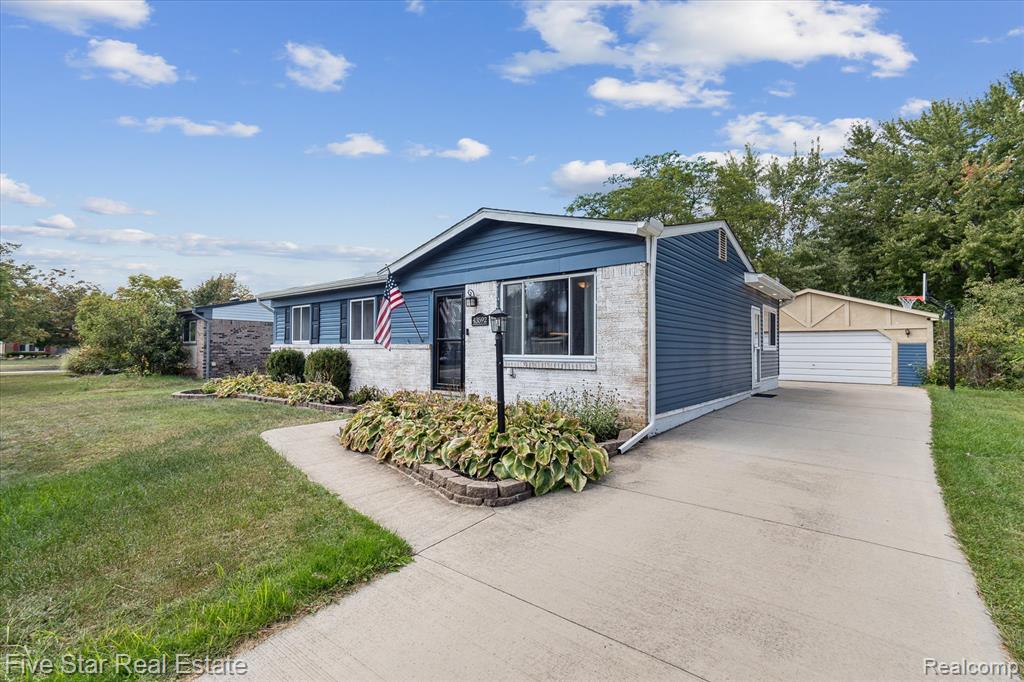 43592 Champlain Court, Canton, MI 48188 — Photo 4