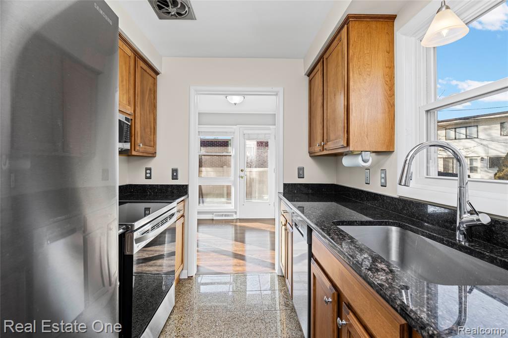 556 Bloomfield Court, Birmingham, MI 48009 — Photo 13