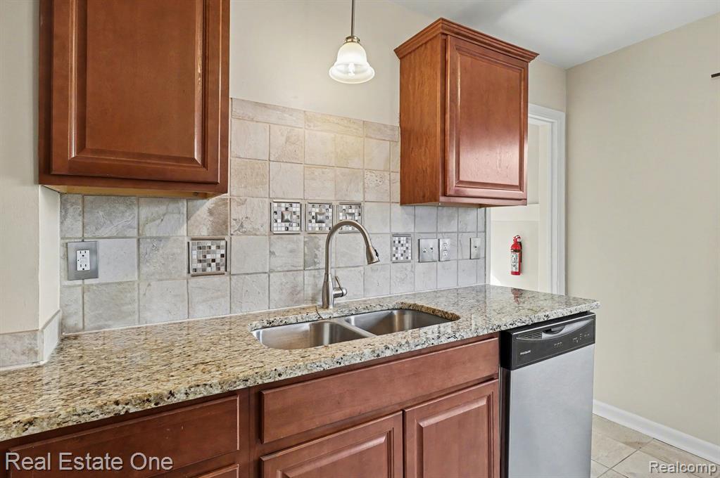 421 W Kalama Avenue, Madison Heights, MI 48071 — Photo 14