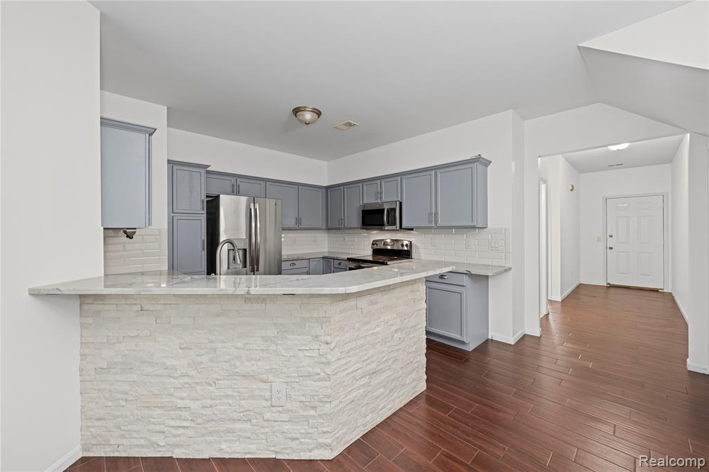 43270 Pendleton Circle, Sterling Heights, MI 48313 — Photo 6