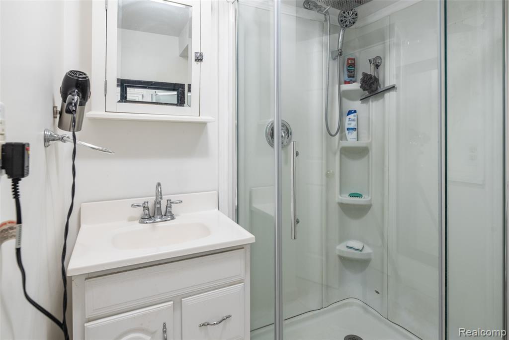 4245 Bunker Avenue, West Bloomfield, MI 48323 — Photo 18