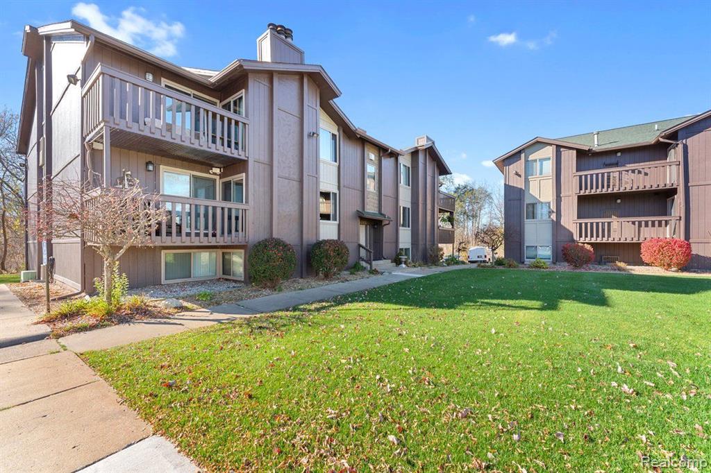 8365 PONTIAC LAKE Road, 11, White Lake, MI — Photo 2