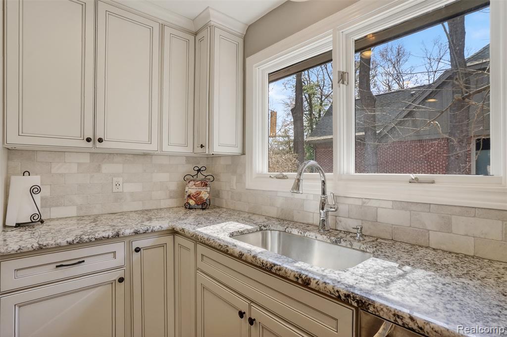 92 Kirksway Lane, Lake Orion, MI 48362 — Photo 15