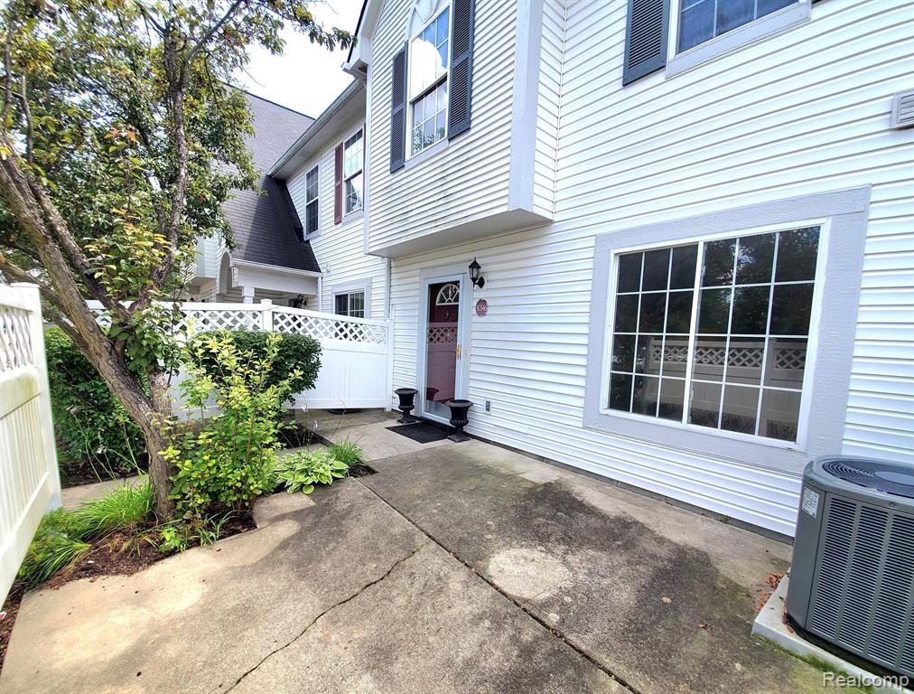 30346 NANTUCKET Drive, Farmington Hills, MI 48336 — Photo 4