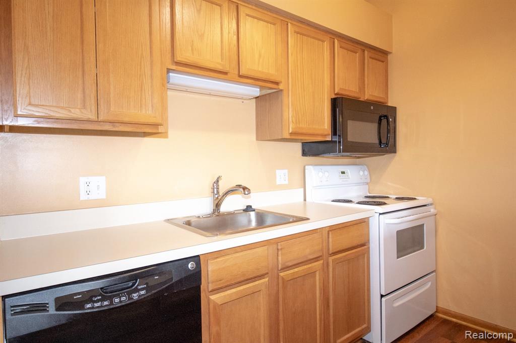 9602 Sawgrass Court, Unit #8, Belleville, MI 48111 — Photo 12