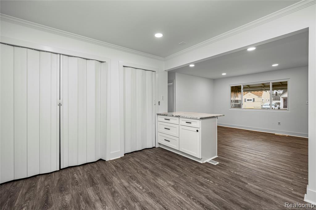 975 E Barrett Avenue, Madison Heights, MI 48071 — Photo 11