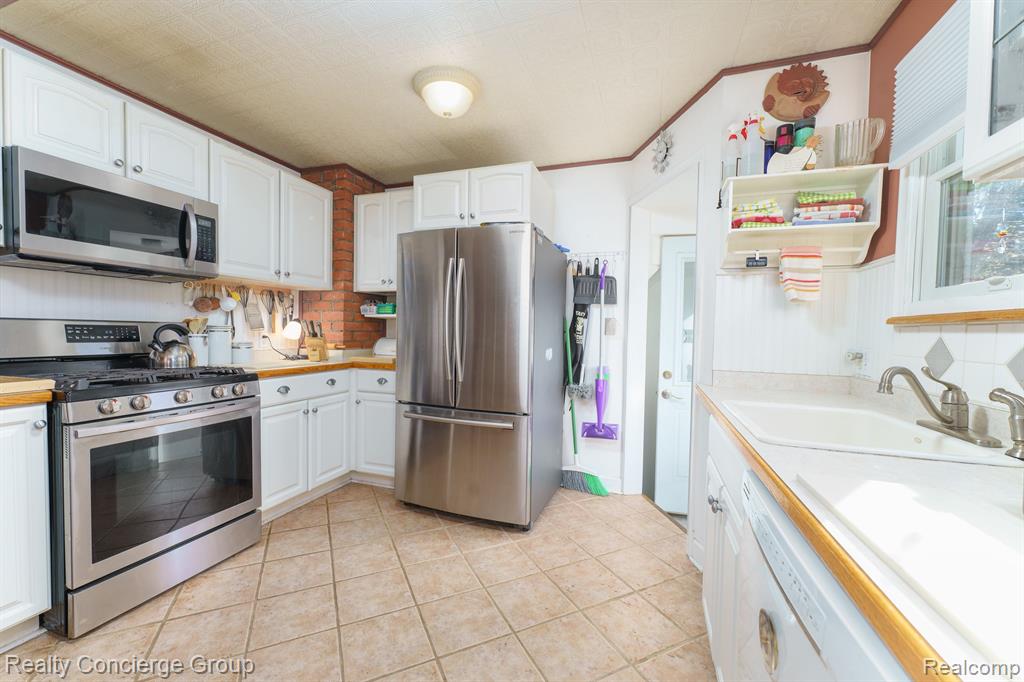 9929 ARDEN Street, Livonia, MI 48150 — Photo 10