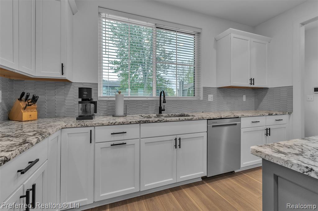 5264 Cooley Lake Road, Waterford, MI 48327 — Photo 18